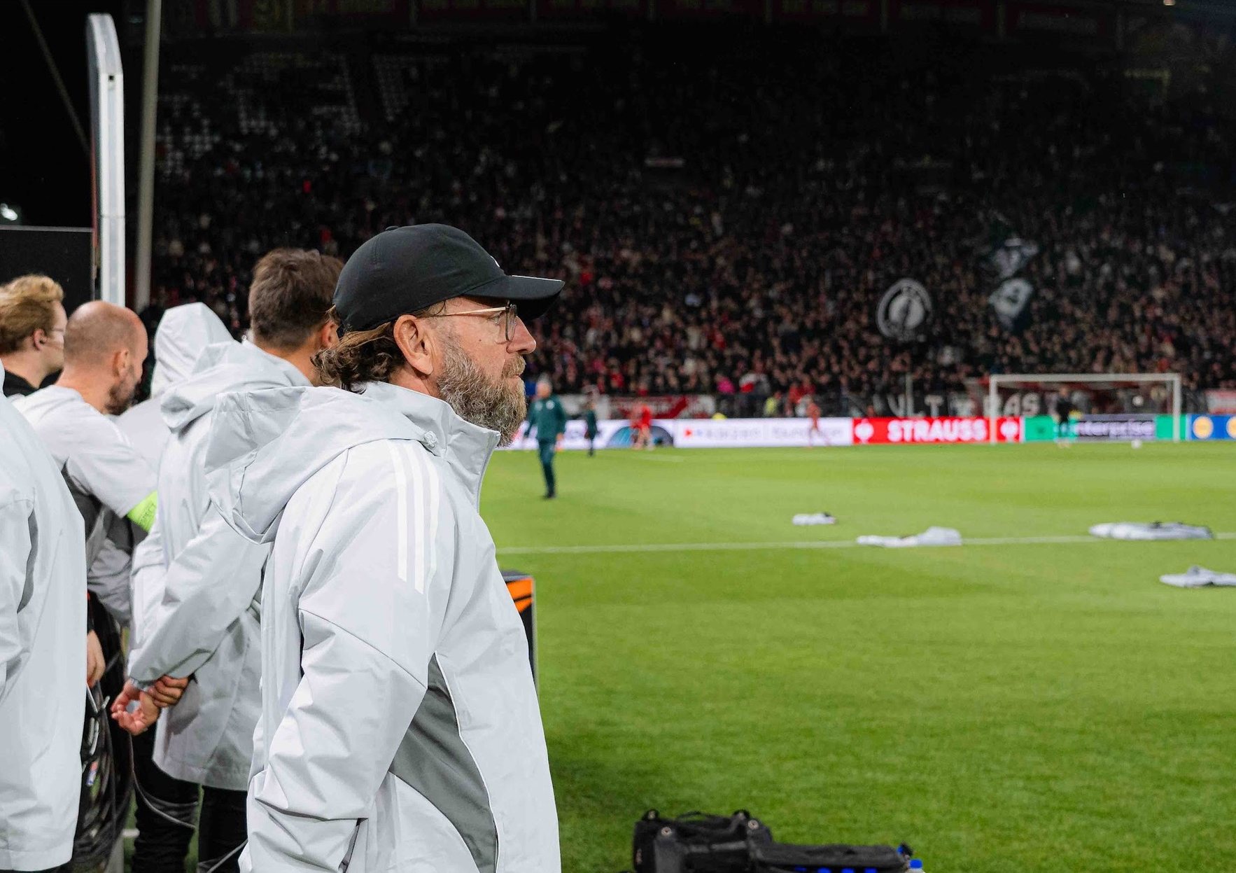 Manuel Afonso observant le terrain depuis le bord de touche, avant un match européen
